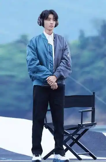 有种"整容"叫王俊凯,发育后与1米8吴磊齐高,穿校服都像超模_时候_显得