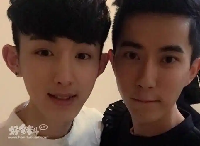 于朦胧郭俊辰长得好像啊两个人当众亲吻爱意满满