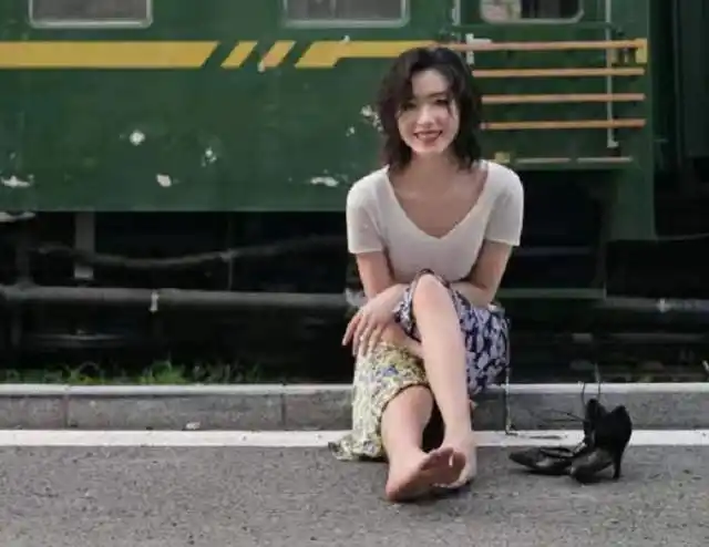 万茜光脚拍大片,穿白色短袖清新脱俗,坐在地上摆拍氛围感十足