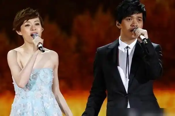 49岁李健高调秀恩爱与妻子孟小蓓首次高清正脸曝光笑容灿烂