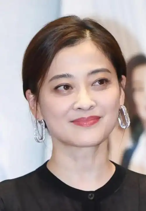 47岁梅婷国外被偶遇,与男演员喝酒聊天,素颜出镜皮肤又白又嫩