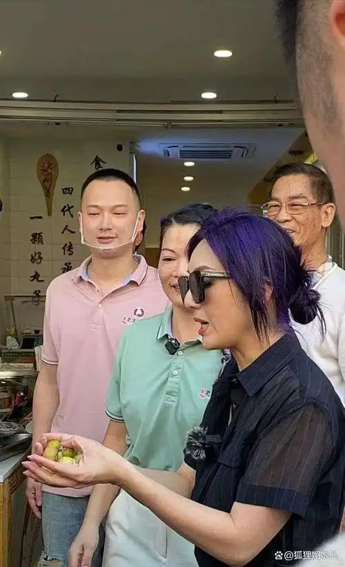 杨千嬅衣锦还乡!老公丁子高甘当小跟班,吸引大批粉丝围观拍照