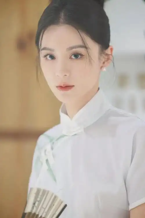 毛林林国风旗袍装惊艳亮相,优雅气质令人赞叹不已!