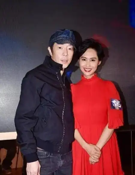 52岁朱茵近况曝光住深山残屋开97年破车成了娱乐圈李子柒