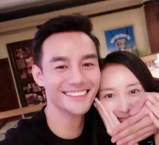 起因是王凯在社交账号上晒出他与王鸥的亲密合照,不少网友看到照片中