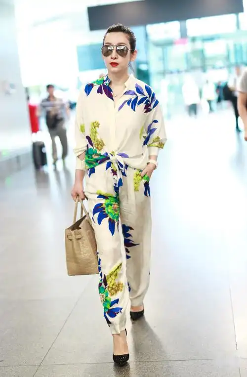 秦海璐穿印花套装,不过是把衬衫衣摆打了个结,就赢了好闺蜜刘涛