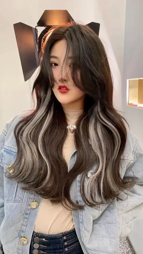 头发 黑茶与米白色点缀 2021今年主流行的挂耳染_无痕接发_拍照_挑染