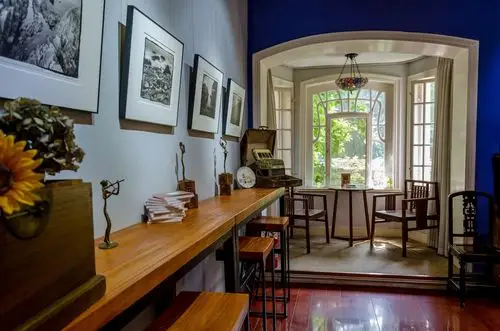 嘉木美术馆本身建筑就很好看很有特色,它是 青岛 一家独立的美术馆,馆