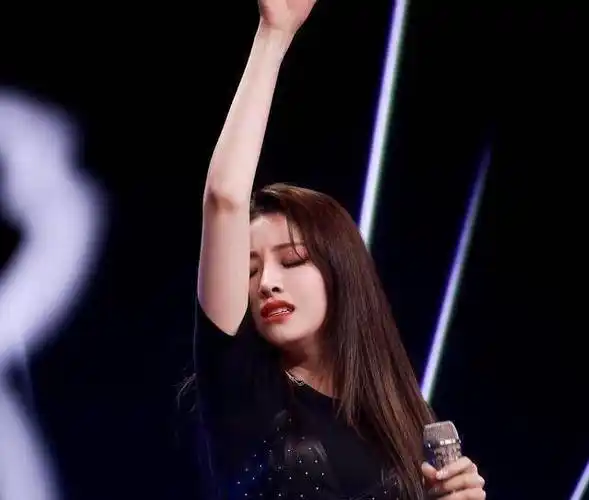 不仅有纹身,喻言还打过舌钉,肚脐钉,这确实让人觉得非常社会,让人觉得