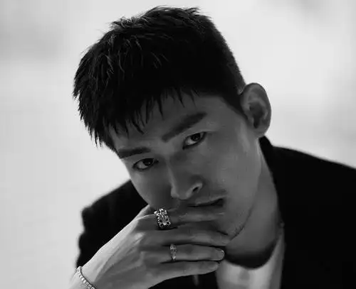 流星雨十年张翰解锁新饭碗 留胡子梳露额短发的翰boss斯文又成熟