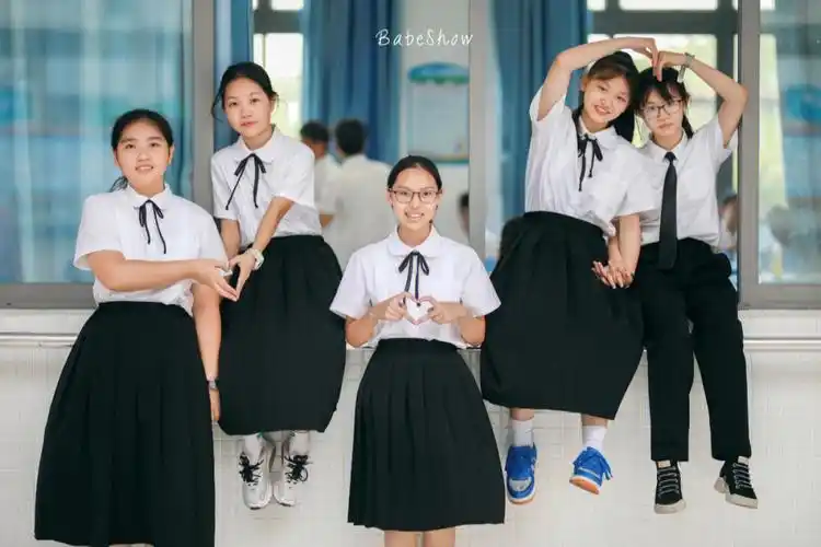 羞涩的初中毕业照合影参考