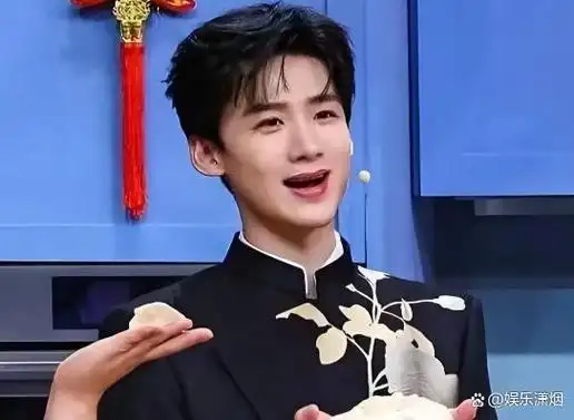 白敬亭请何炅在8000万豪宅吃火锅曾因春山学被网爆