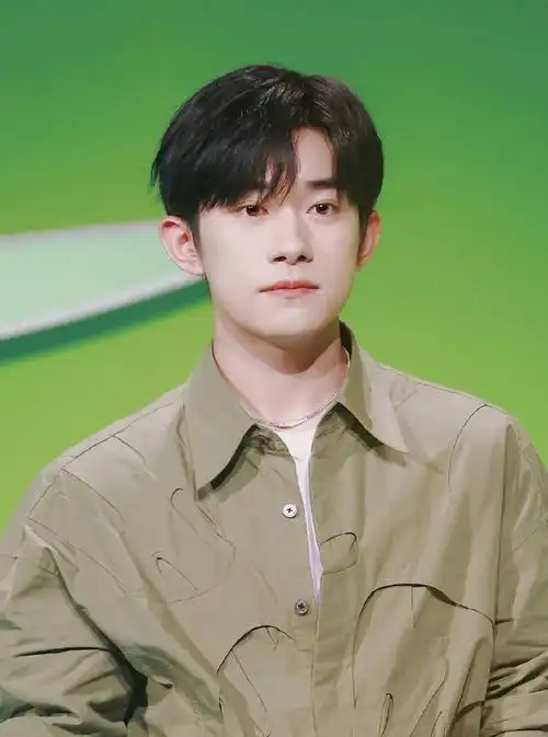 易烊千玺壁纸,易烊千玺壁纸高清近期(快抱图~有你梨涡浅笑)