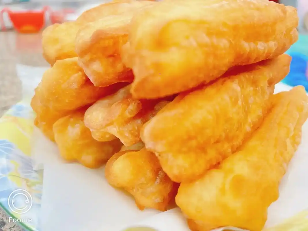 炸油条用家常食材 烧出可口美味油条很久没吃了  - 抖音