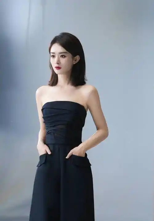 赵丽颖身穿抹胸黑色西装,超酷优雅姿态_魅力_身材_照片