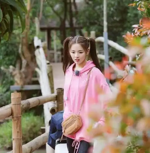 杨超越农村录节目依然不忘带着毛绒玩具少女心爆棚好可爱