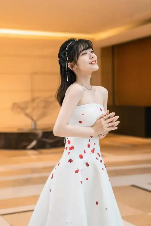 赖美云最新时尚大片释出身着opem玫瑰庄园风格白色礼裙