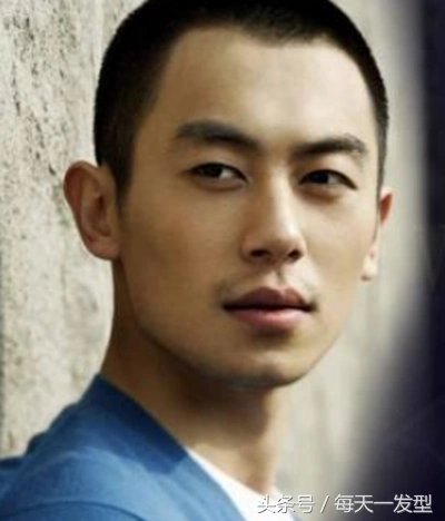 方脸适合的发型男(方脸最流行的发型男生)