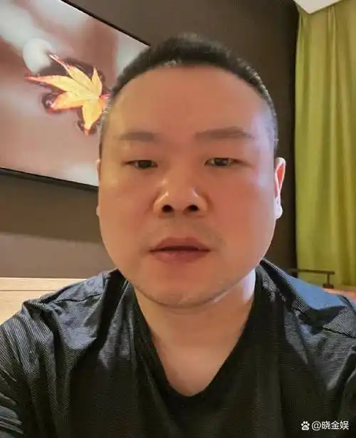 因为岳云鹏剃光头,所以当他晒出自己的新发型之后,"岳云鹏新发型撞脸