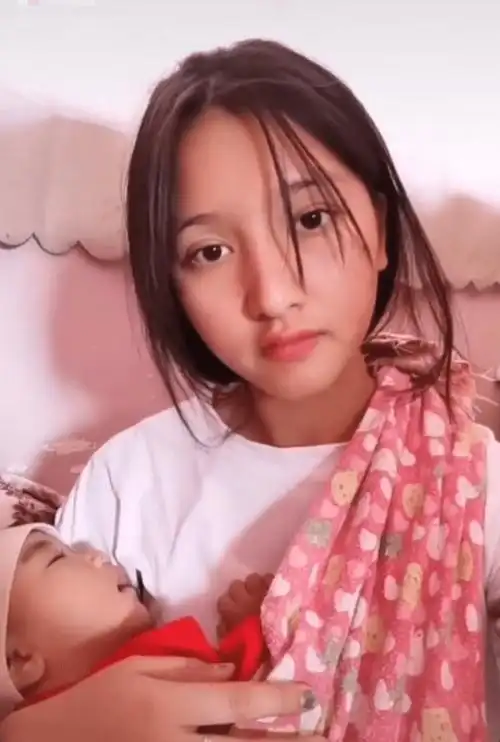 农村妈妈抱着孩子因像关晓彤火了网友一样的容貌不一样的命运