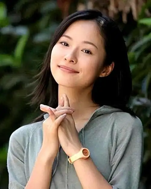 江一燕,这位才华横溢的演员,毫无疑问曾经是演艺圈中一颗闪耀夺目的