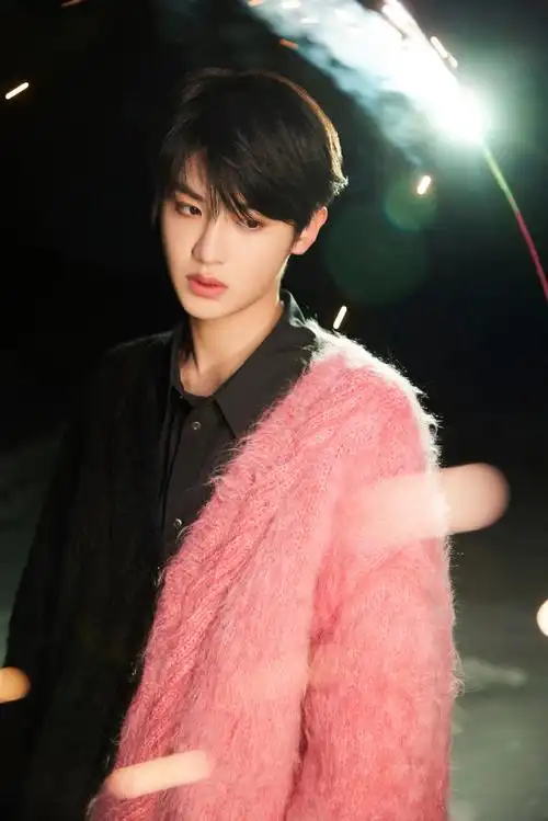 黄明昊夜幕烟花氛围感大片