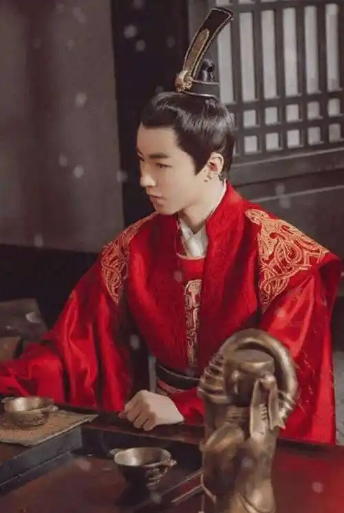 同是穿红衣古装,王俊凯英俊,任嘉伦高冷,看到他:带回家藏起来