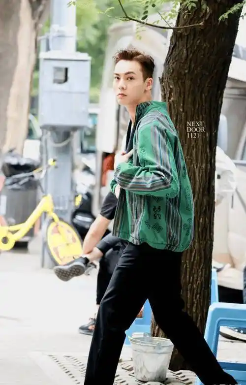 原创陈伟霆剃头照曝光这次比自己剪的寸头还短男神气质难抵挡