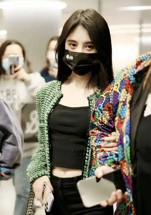 原创鞠婧祎穿炫腹装现身机场看到生图下真实腰型这是认真的吗