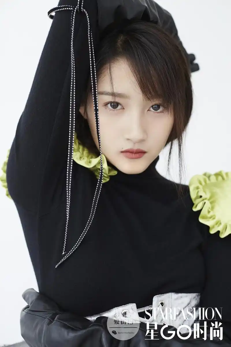 组图:关晓彤最新时尚大片曝光 造型干练尝试轻熟女风