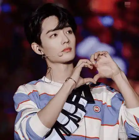 明星比心方式,朱一龙比了个反向心,赵露思高难度,看到王一博:害羞了?