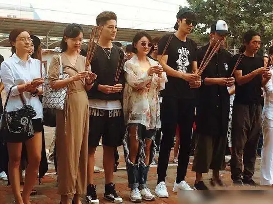 看到大合影里的彭冠英,网友:腿长真好!