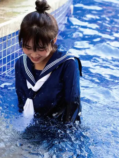 水手服和泳池更配哦
