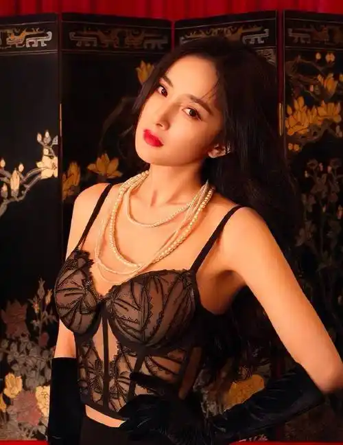 杨幂的穿搭永远在潮流前线,身材前镂空展现时尚,红手套成点睛之笔