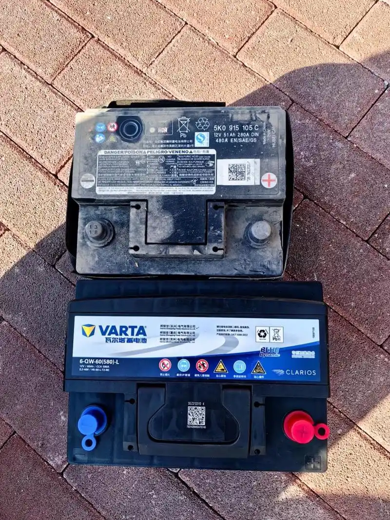 大众桑塔纳更换瓦尔塔蓝标蓄电池.
