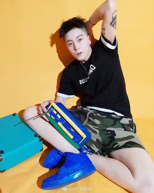 而且由于周晨晞外型相当男性化,所以二人的相处完全没有违和感,再加上