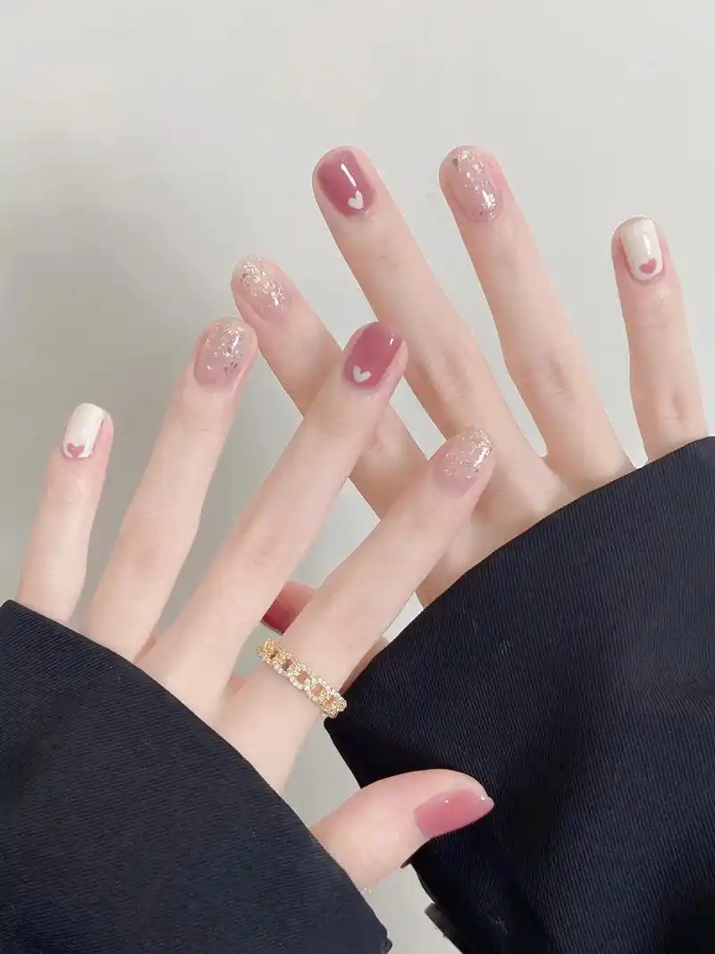 夏天甜酷爱心美甲.#超好看的美甲 #短指甲也可以这么美 #高 - 抖音