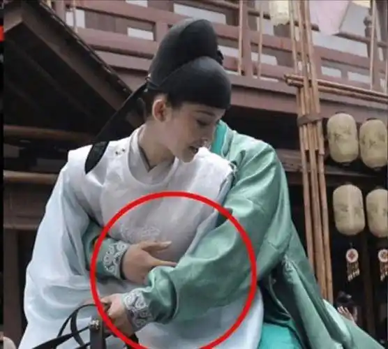 娜扎戏里遭许魏洲"摸身材"?男方否认不尊重女演员,娜扎疑似回应