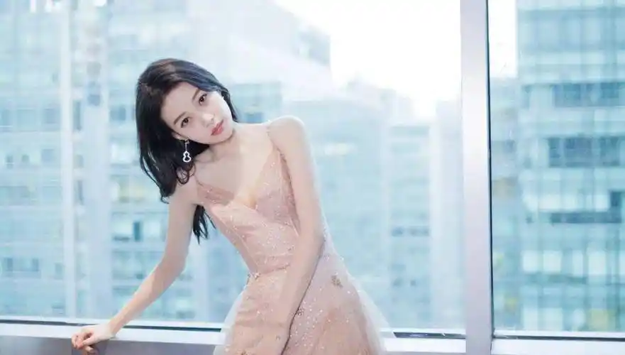 孙怡拥有着170厘米的身高,但却只有90斤的体重,即使已经当了妈妈,她的