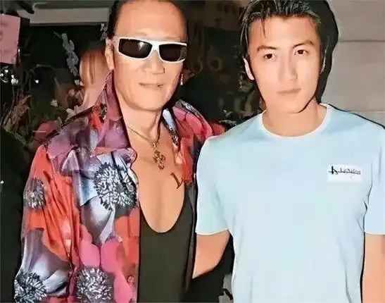 谢贤年轻时多厉害?李小龙和他合影靠边站,拍一部戏能买一栋大厦