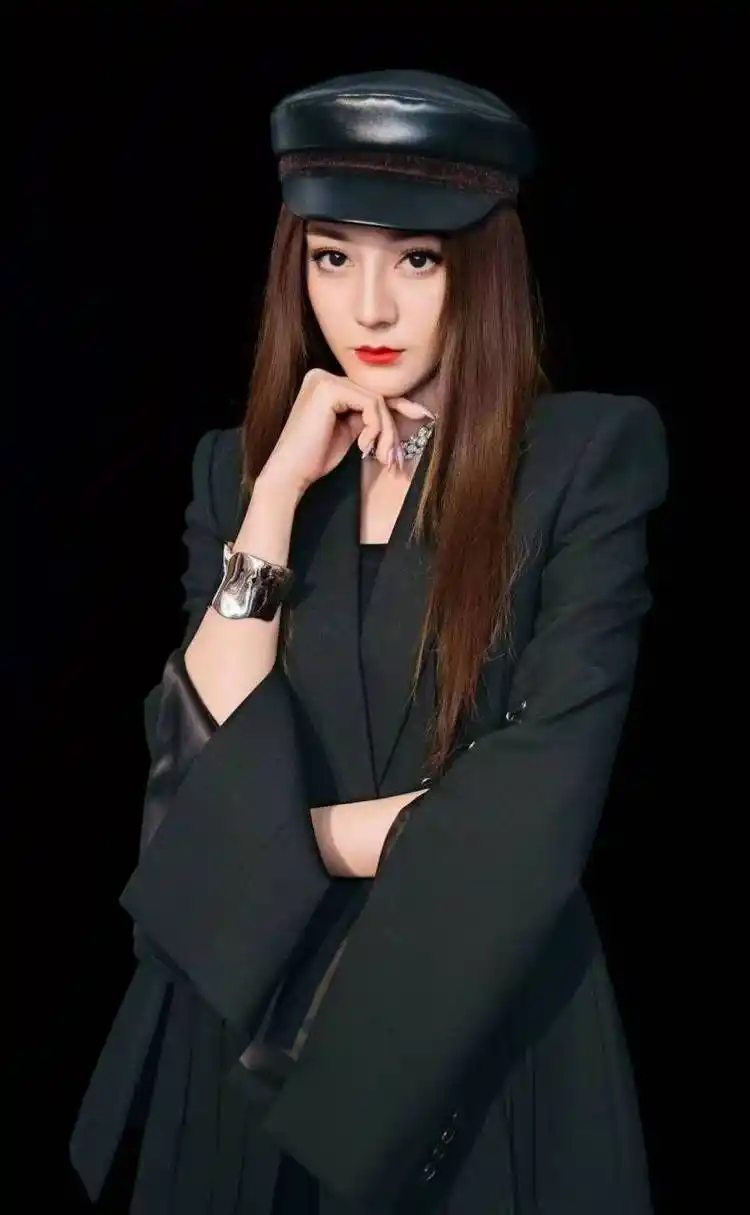 "  在娱乐圈中,有许多备受瞩目的明星,而演员迪丽热巴无疑是最耀眼的