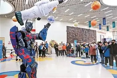 中小学生创客科技节上显身手