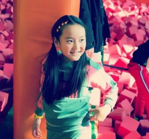 从照片可以看出瞿颖对这位"女儿"非常的宠爱.