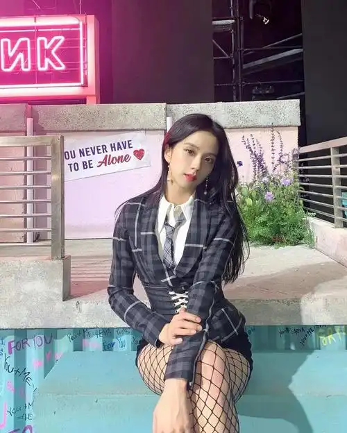 blackpink jisoo刚上传照片就被赞 粉丝直呼 是独一无二的女神