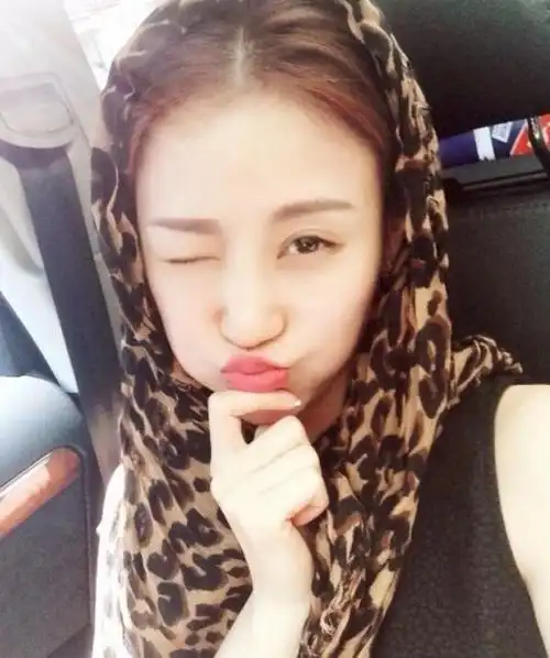 石洋子22岁嫁43岁吴启华离婚后依旧被他当成女儿宠着