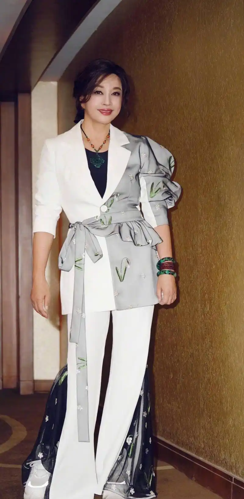 原创刘晓庆新片拍摄图曝光穿搭赶超年轻人明明60多却比30还年轻