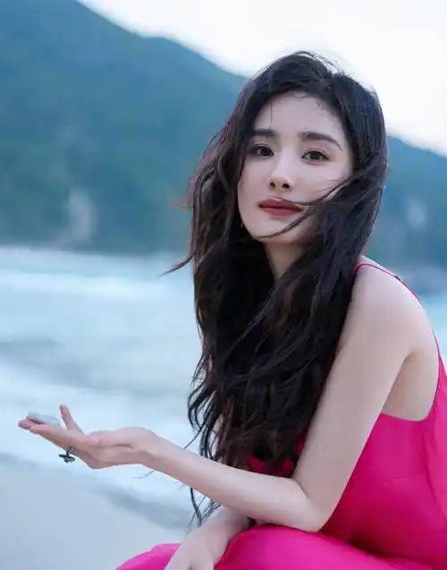 杨幂的浪漫海边风格,粉色连衣裙给她如梦如幻的浪漫体验_魅力_阳光