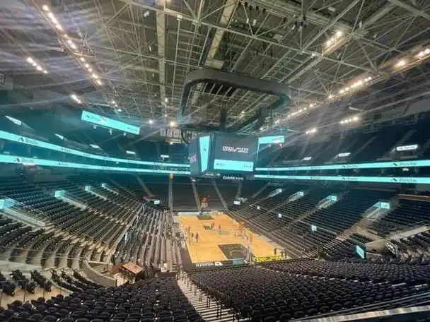 随着犹他爵士队主场战胜丹佛掘金队,艾比森为其主场馆威英特智能家居