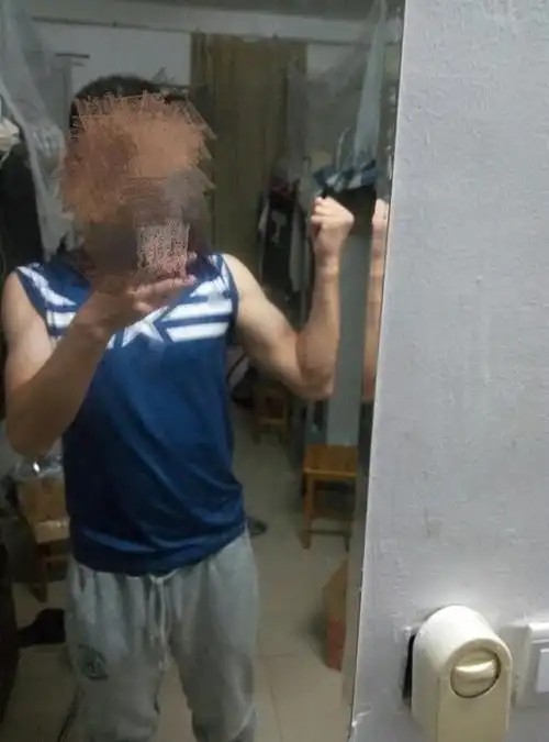 肱二头肌应该在大臂正中间吗?我的感觉好像不是,是不是畸形了啊?