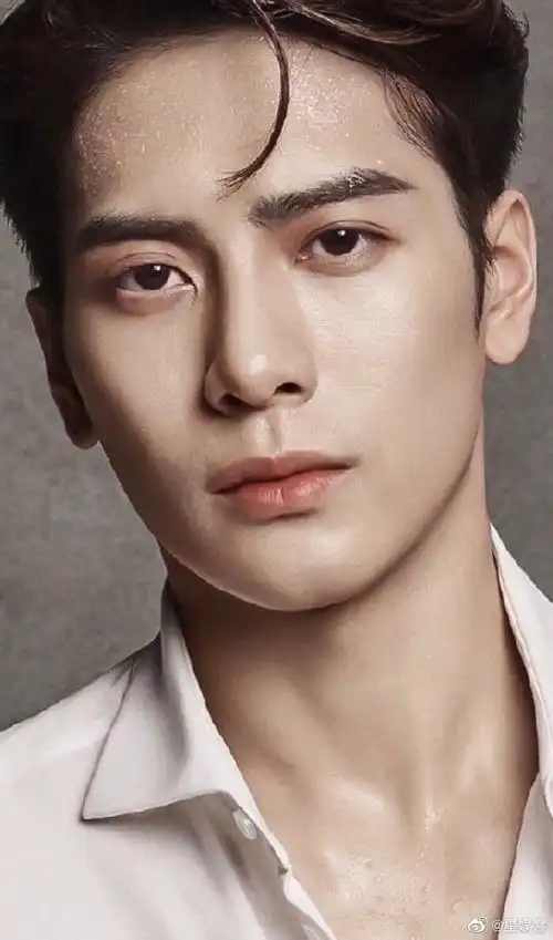 王嘉尔最新街拍,露出额头的港风男友,五官优越_高清图集_新浪网